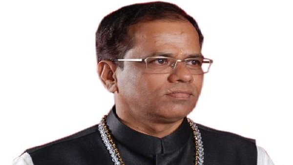 హోటల్ లో గురూజీ