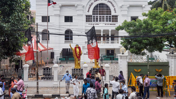 ఢిల్లీ పెద్దలతో రాజీ