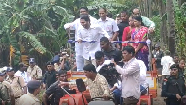 భారీ వర్షంలోనే పరామర్శలు