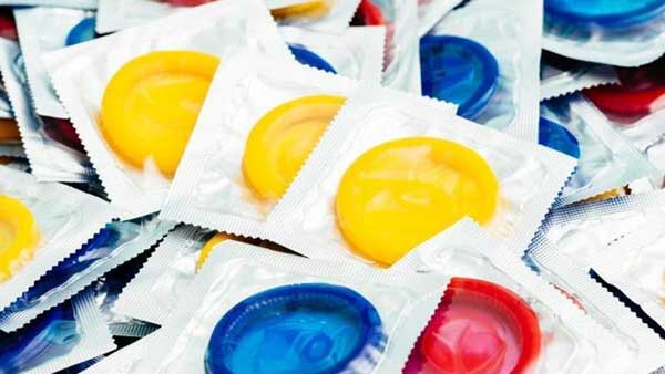 షాప్ లలో జోరుగా ఫ్లేవర్డ్ కండోమ్స్ విక్రయాలు.. పట్టించుకోకుంటే కష్టమే 