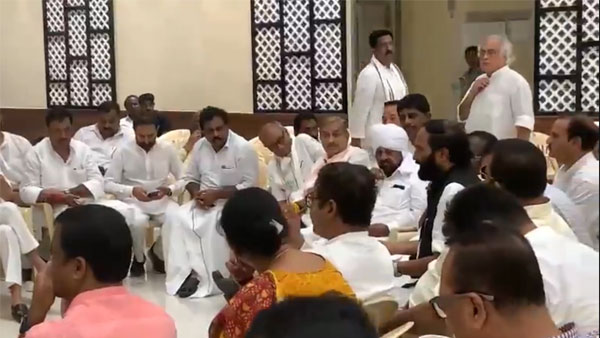 పోలీస్ స్టేషన్లోనే సమావేశం.. పోలీస్ స్టేషన్లోనే సమావేశం..