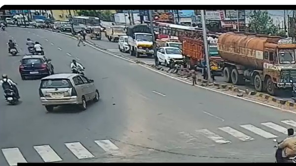 వేగంగా టూ వీలర్.. ఎదురుగా కారు వేగంగా టూ వీలర్.. ఎదురుగా కారు