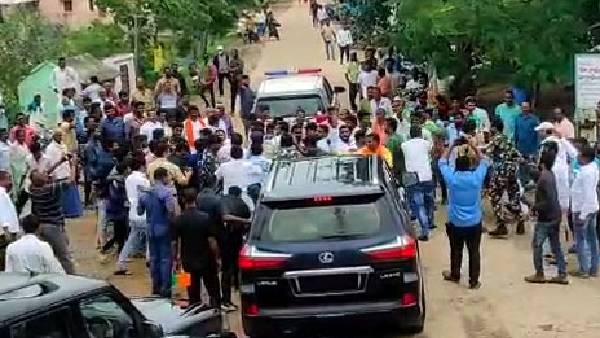 BJP MP Dharmapuri Arvind convoy attacked in Erdandi village.