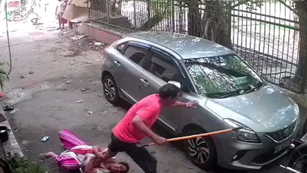 కుక్క మొరిగిందని ఇనుప రాడ్ తో దాడి చేసిన వ్యక్తి