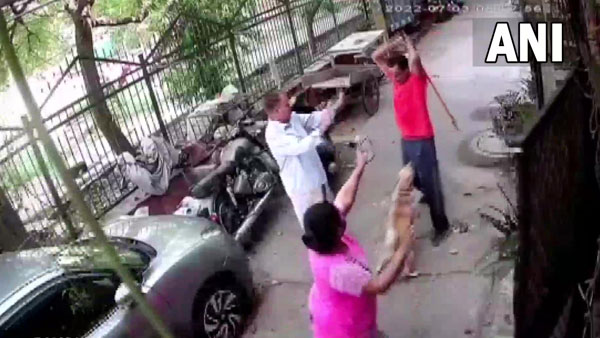 కుక్క మొరిగినందుకు ఇనప రాడ్ తో దాడి చేశారని ఫిర్యాదు చేసిన బాధితులు