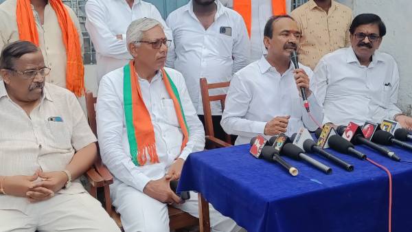  కేసీఆర్ కు మొహం చెల్లకనే కేంద్రానికి లేఖ రాయడం లేదు.. వరద సాయం పై మండిపడ్డ ఈటల