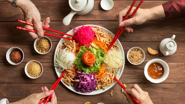 అంతా కలిసి భోజనం వంటగదిలో చెయ్యటం