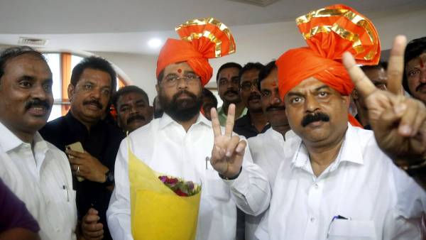 40 మంది ఎమ్మెల్యేలు 40 మంది ఎమ్మెల్యేలు