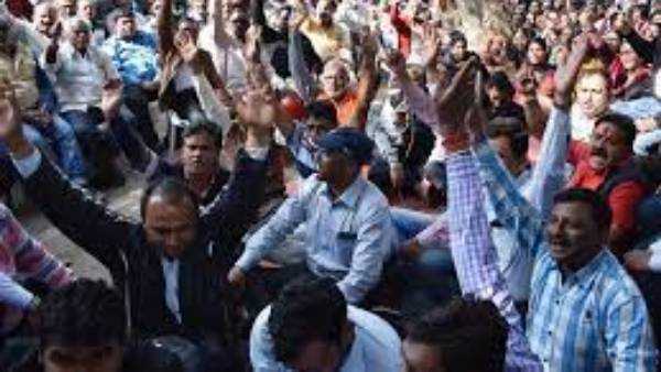  సమ్మె సైరన్ మోగించిన తెలంగాణా వీఆర్ఏలు