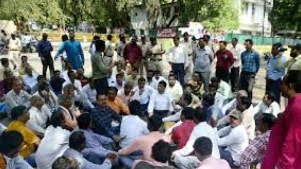 ప్రభుత్వం స్పందించకనే వీఆర్ఏల సమ్మె బాట