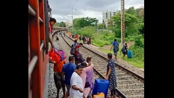 పట్టాలపై దిగడం ప్రాణాలకే ముప్పు..