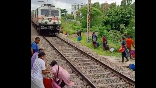 రైల్వే స్టేషన్ కు కొద్ది దూరంలో..