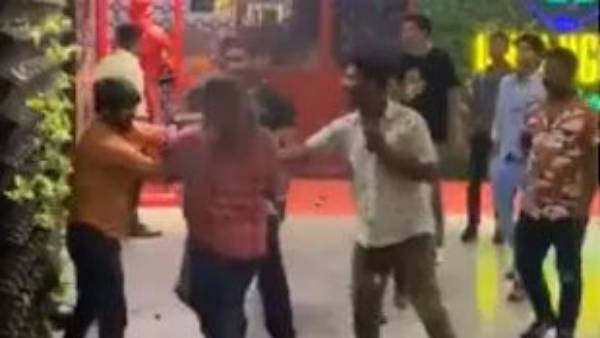 ఒకరిని విడిపించి