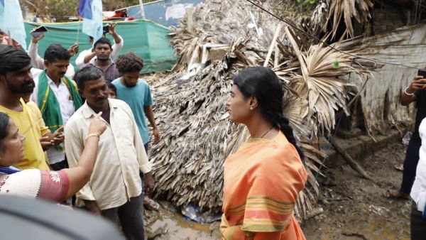 బుర‌ద‌లోనే జ‌నం జీవ‌నం.. స‌ర్కారుకు సోయి లేదా? ఎమ్మెల్యేల‌కు బుద్ధి లేదా?