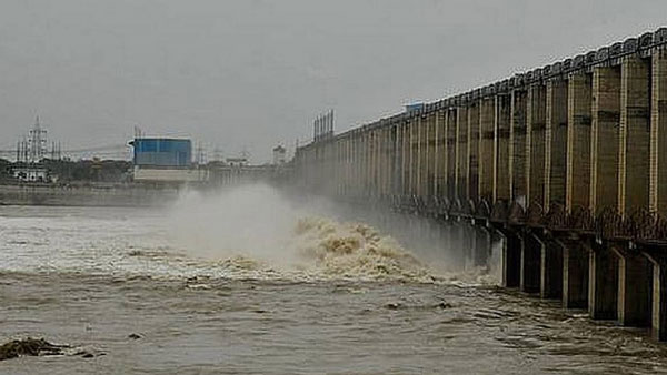 ఎగువన నీరు వదలటంతో దిగువన ధవళేశ్వరం వద్ద గోదావరి డేంజర్ బెల్స్