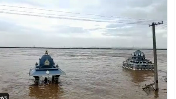 ఊర్లు వదిలి రాని వాళ్ళు వేలల్లోనే ... ప్రజలను కన్నీట ముంచిన వరద గోదావరి