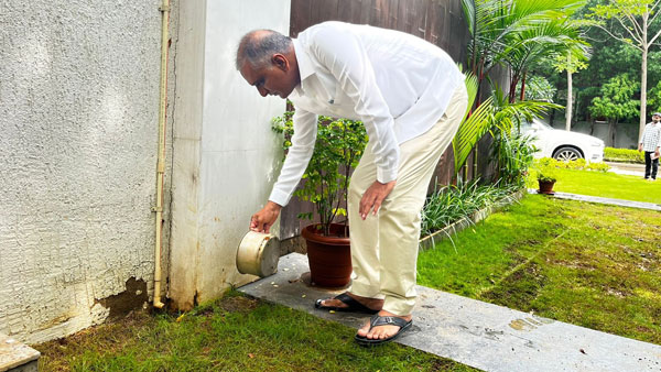 హరీష్ స్వయంగా శుభ్రపరుస్తూ