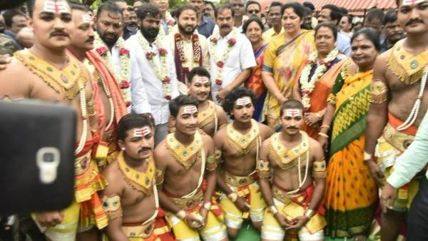 పేరిణి నృత్యాలతో, డప్పు చప్పుళ్ళతో ఘన స్వాగతం 