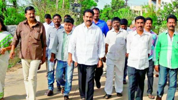 రోడ్లకు రూ.100 కోట్లు కావాలి?