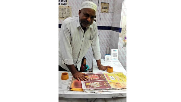 హిందూ దేవతల చిత్రాల పేపర్లలో చికెన్ విక్రయిస్తున్న వ్యక్తి అరెస్ట్ హిందూ దేవతల చిత్రాల పేపర్లలో చికెన్ విక్రయిస్తున్న వ్యక్తి అరెస్ట్