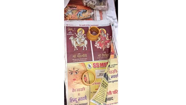 హిందూ దేవుళ్ళ చిత్రాలున్న కాగితాలతో చికెన్ అమ్మకాలు.. హిందువుల ఫిర్యాదు హిందూ దేవుళ్ళ చిత్రాలున్న కాగితాలతో చికెన్ అమ్మకాలు.. హిందువుల ఫిర్యాదు