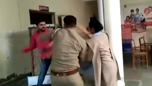 గృహ హింస కేసులో కౌన్సిలింగ్ నిర్వహిస్తున్న క్రమంలో పోలీసుపై దాడి .. వీడియో వైరల్