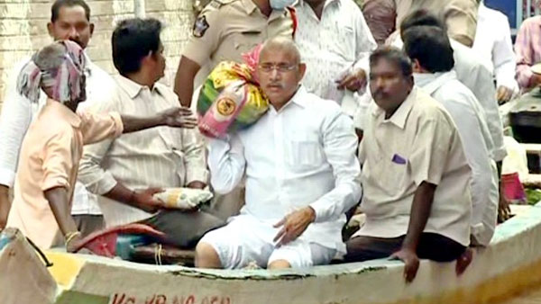  వరద బాధితులకు భరోసా ఇవ్వటానికి ముంపు గ్రామాల్లో పర్యటించిన మంత్రి