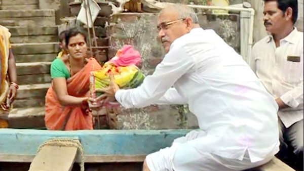 వరద నీటిలో మంత్రి పడవ ప్రయాణం.. బాధితులకు నిత్యావసరాలు పంపిణీ