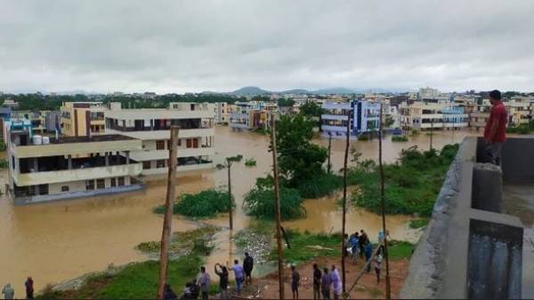  జలదిగ్బంధంలో ఎమ్మెల్యే దివాకర్ రావు ఇల్లు