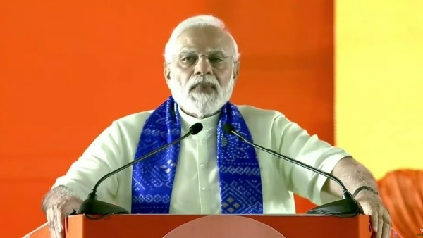 తెలంగాణ అభివృద్ధి కేంద్రం పాత్ర పెద్దదేనంటూ మోడీ తెలంగాణ అభివృద్ధి కేంద్రం పాత్ర పెద్దదేనంటూ మోడీ