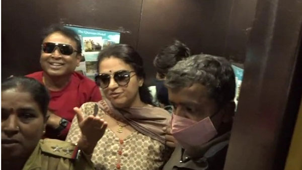 మైసూరు హోటల్ లో ప్రత్యక్షం