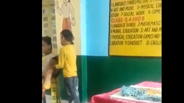 ఉత్తరప్రదేశ్‌లోని హర్దోయ్‌ ప్రాధమిక పాఠశాలలో విద్యార్థులతో మసాజ్ చేయించుకున్న టీచర్ 