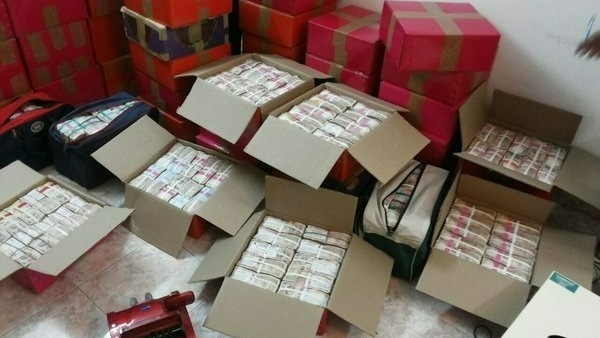 రూ. 5 లక్షలు తీసుకుంటూ చిక్కిపోయారు