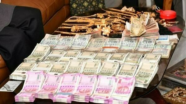 రూ. 15 లక్ష్లలు లంచం డిమాండ్