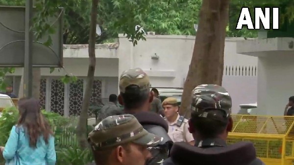 Delhi Police has issued traffic advisory as major routes as Congress set to stage protests