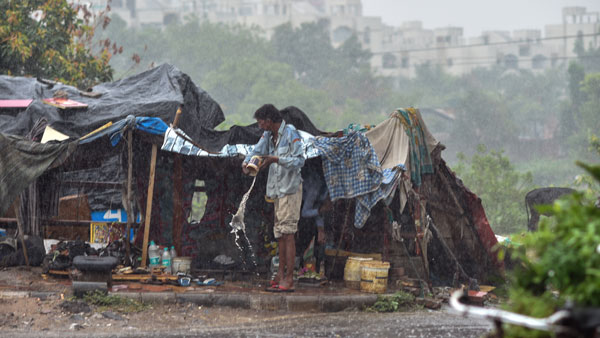 శిధిలావస్థకు చేరిన ఇళ్ళు సురక్షితం కాదని , అలెర్ట్ అంటున్న అధికారులు