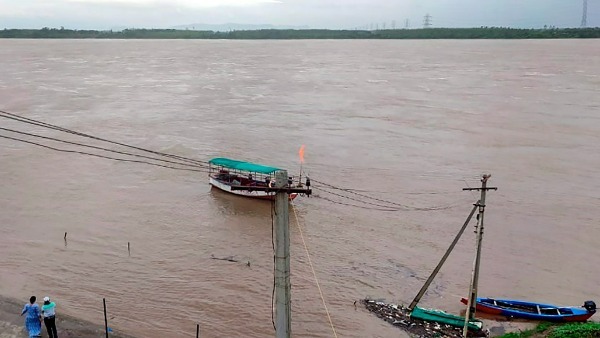 వర్షాల ఎఫెక్ట్ .. తెలంగాణా వ్యాప్తంగా విద్యా సంస్థలు బంద్ 