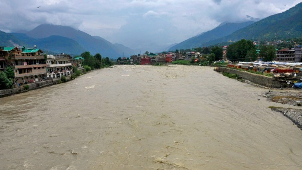 భారీ వర్షాలతో సహాయక చర్యల్లో అధికార యంత్రాంగం 