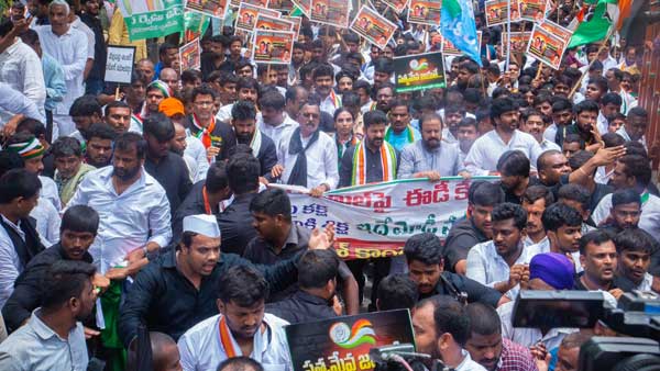 ప్రజోపయోగ చట్టాలు తెచ్చిన సోనియా.. ప్రజోపయోగ చట్టాలు తెచ్చిన సోనియా..