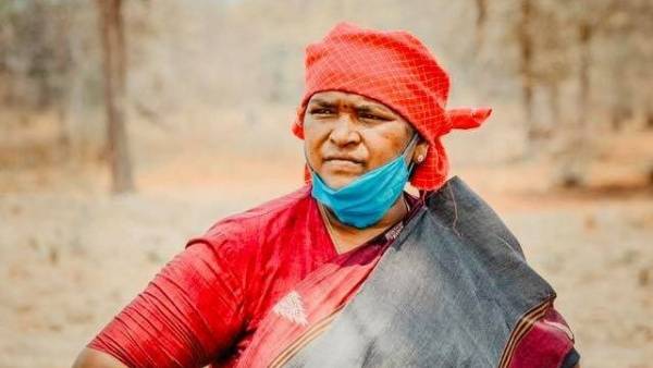 చేతులు లేకున్నా సీతక్క బొమ్మ నోటితో గీసిన ఏపీ బాలిక