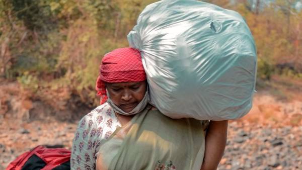 సీతక్కపై బాలిక అభిమానం