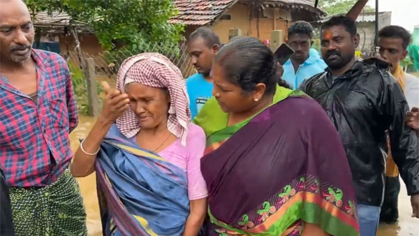 ప్రభుత్వం బ్రతికుంటే వరదల్లో నష్టపోయిన వారిని ఆదుకోవాలన్న సీతక్క