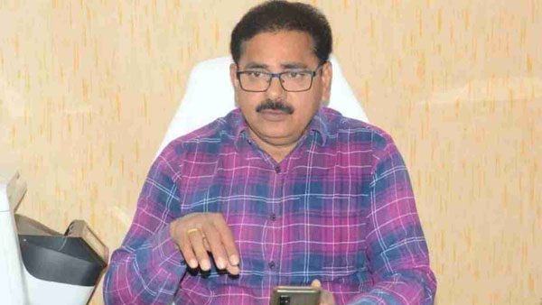 నేతల మధ్య ఆధిపత్య పోరు.. టికెట్ కోసం హైదరాబాద్ కలెక్టర్ శర్మన్ పావులు నేతల మధ్య ఆధిపత్య పోరు.. టికెట్ కోసం హైదరాబాద్ కలెక్టర్ శర్మన్ పావులు