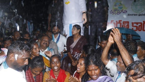 జోరువానలో నాలుగు గంటలపాటు వైఎస్ షర్మిల ధర్నా 