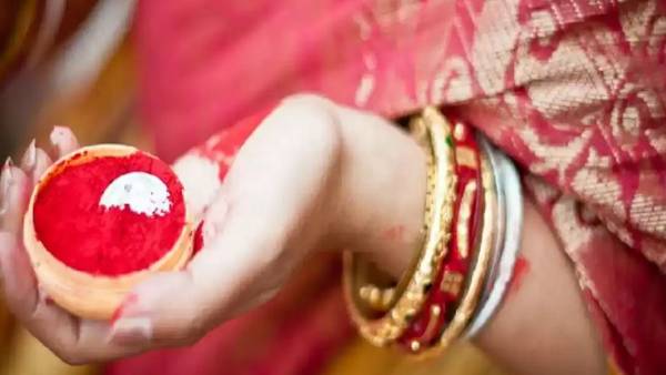 తల స్నానం చేసిన వెంటనే నుదుటిన సింధూరం పెట్టుకోవచ్చా? తల స్నానం చేసిన వెంటనే నుదుటిన సింధూరం పెట్టుకోవచ్చా?