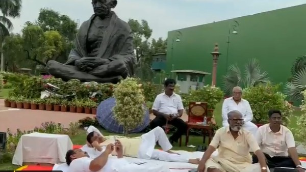 ఆరుబయట రాత్రంతా నిరసన ఆరుబయట రాత్రంతా నిరసన