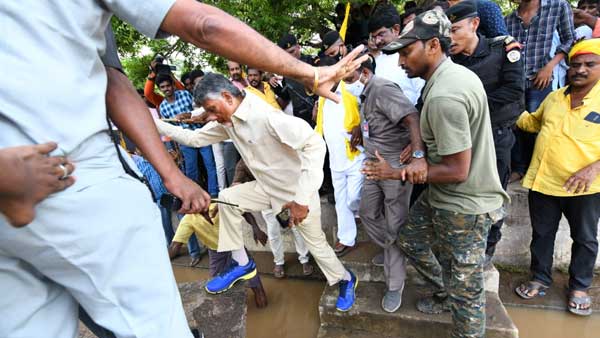 నీటిలో పడిపోయిన టీడీపీ నేతలు
