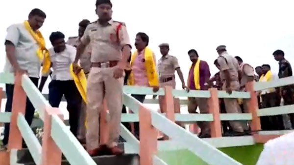 ఉదయం నుంచే ఉద్రిక్తంగా విజయవాడ