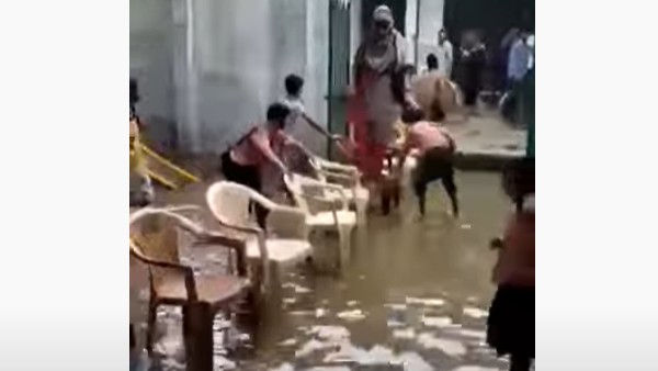 కుర్చీలపైకి ఎక్కి