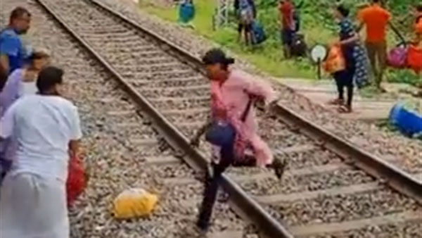 ఆగిన ట్రైన్ దిగి ట్రాక్ దాటిన ప్రయాణికులు